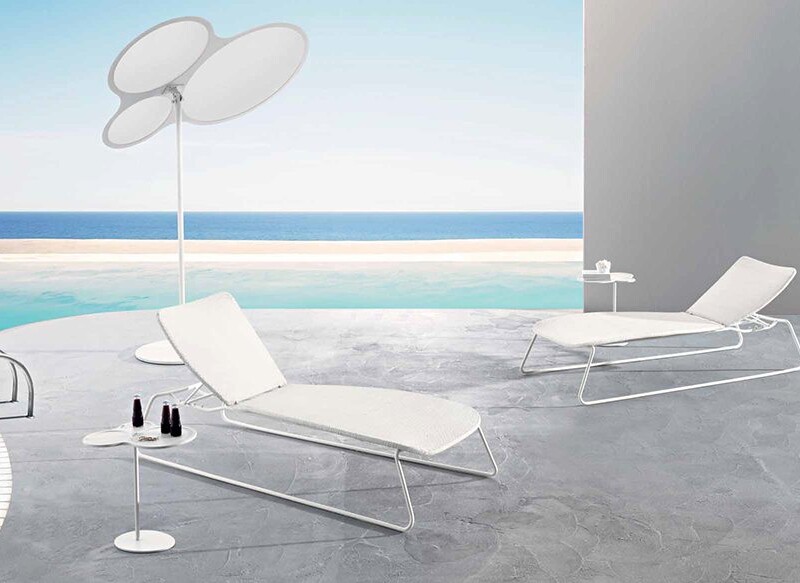 Leżanki, stolik i parasol z kolekcji Coral Reef ( oval sunloom white)