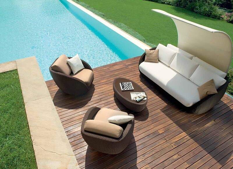 Duża sofa z parasolem/zadaszeniem, stolik kawowy i dwa fotele z kolekcji St Tropez ( sunloom chocolate)